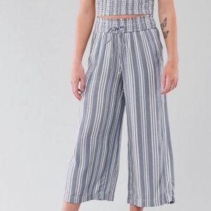 Hollister Ultra High Rise Paperbag Wide Leg Striped Cropped‎ Pants Blue White M